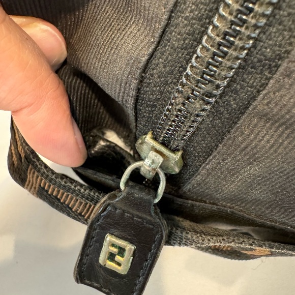 Authentic Fendi toiletry bag - Picture 8 of 11